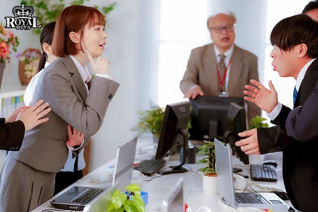 朝起きたら部屋に下着姿の同期女子社員！いつも生意気で悪態ばかりついてくるのに、甘えてきたので… 小栗操 サンプル画像 1