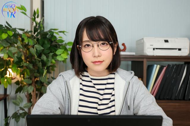 【VR】社内で全然目立たない女。実はなんでも言うことを聞いてくれる都合のいいオンナ。 8K高画質で地味エロ女にオフィスでホテルでやりたい放題VR サンプル画像 2