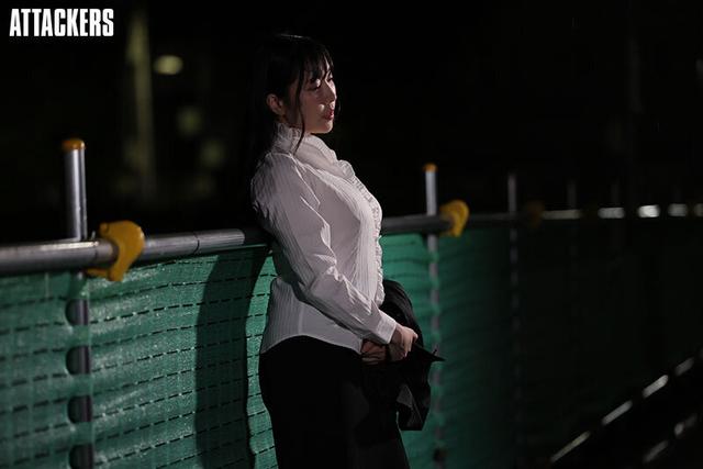 結婚目前の女上司と二人きりで残業。想いを抑えきれずに僕は彼女を… 七海ティナ サンプル画像 3