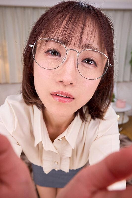 【VR】社内でも地味な部類の先輩から不意打ちのキスだけで堕ちた僕は何度も唇を求めて朝になっても抱きまくった 長瀬麻美 サンプル画像 3