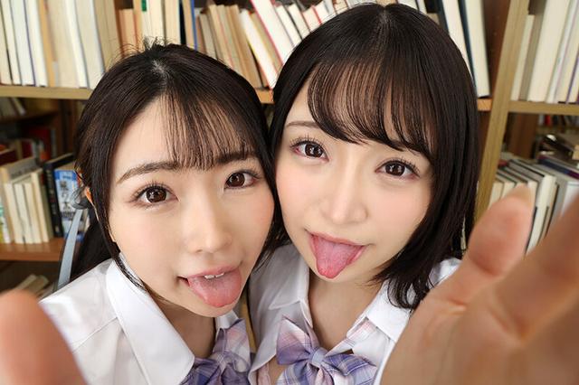 【VR】W乳首舐めが…ヤバすぎる…！！図書室で教え子2人と声我慢エッチ！！ 皆月ひかる 佐藤ののか サンプル画像 2