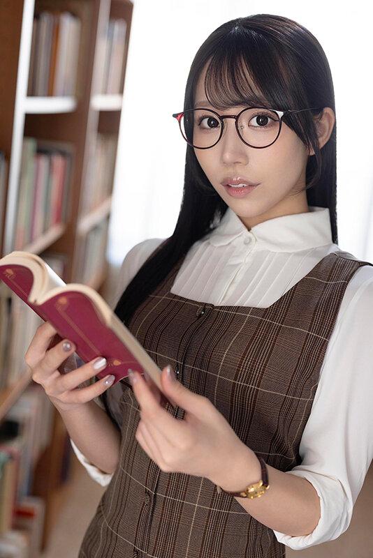【VR】むっつり文学部女子の淫語研究。純文学の卑猥な文章を教授とたどり、秘めたエロスを覚醒させる淫らな囁き。 尾崎えりか サンプル画像 2