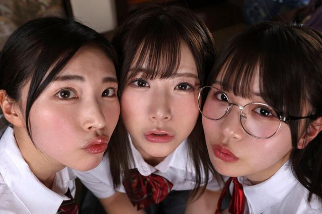 【VR】一生に一度のモテ期到来！！修学旅行中、3股カノジョたちと到着から深夜まで求愛中出しを求められるボク争奪戦 サンプル画像 8