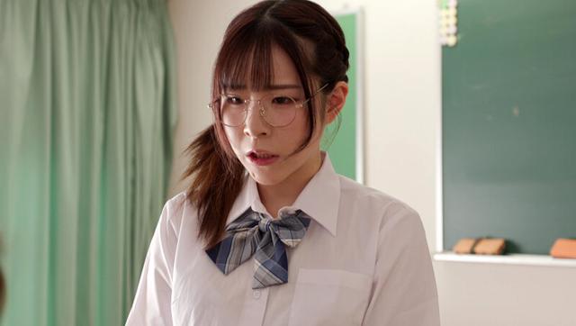 全く隙の無い高圧的なメガネ優等生女子からこっそり呼び出されエッチなことをされる神展開！？見た目からは想像つかないほどの下品な凄テクで奇跡の筆おろし…と思いきやカラダの相性バツグンで見たことない表情でイキまくり中出し性交！！ サンプル画像 3