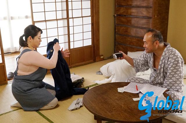 セクハラ再現ドキュメント ハメ撮りされた家事代行ヘルパー ムチ尻ピタパン姿の四十路・五十路家政婦たちがカメラの前で淫らに乱れる瞬間！！ 隠しカメラで盗撮されたエロ過ぎ淫猥映像！！ 豊永映美・西園寺美緒・姫川礼子・高園ゆり子 サンプル画像 1