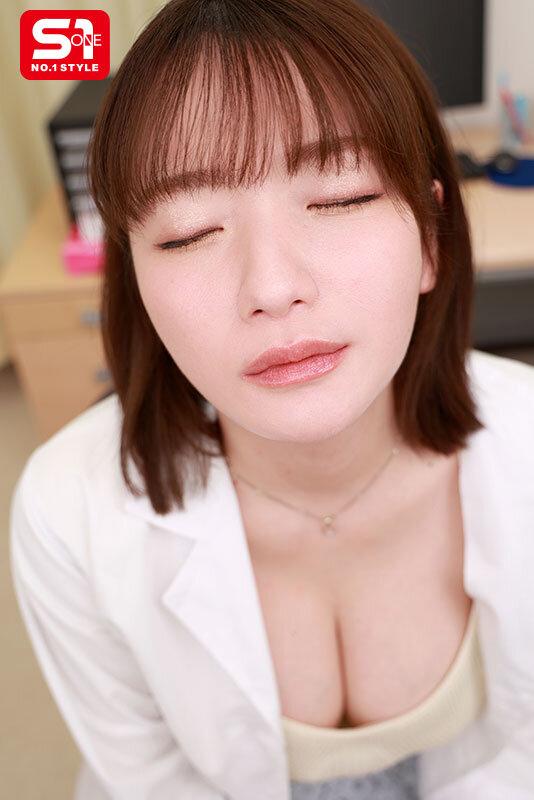 【VR】胸の膨らみがエロすぎる！母性で癒してくれる男子に大人気な保健室の先生に抜け駆けしてこっそり童貞を奪ってもらった僕 鷲尾めい サンプル画像 3
