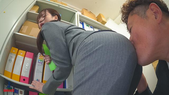 【お漏らしセクハラ】 媚薬利尿剤で早漏敏感化した若手ま○こを刺激して何度も失禁イキさせられるデカ尻部下OL 天馬ゆい サンプル画像 3