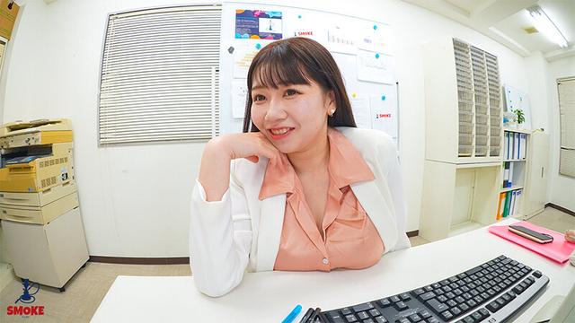 【パイズリセクハラ】パッツン熟ぱい挑発で若手ち○ぽをビンビン勃起させ乳圧挟射で何度も抜いてくる色白巨乳人妻女上司 小坂ひまり サンプル画像 1