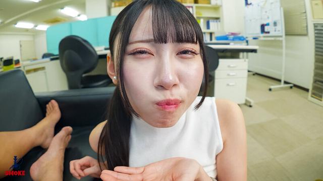 【ごっくんセクハラ】 残業中、2人きりの社内でムラムラ部長の中年精子を毎日飲まされる押しに弱いスレンダー新人部下OL ゆめ莉りか サンプル画像 18