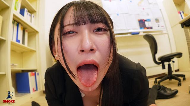【ごっくんセクハラ】 残業中、2人きりの社内でムラムラ部長の中年精子を毎日飲まされる押しに弱いスレンダー新人部下OL ゆめ莉りか サンプル画像 6