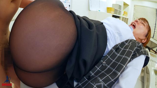 【潮吹きセクハラ】 残業中、2人きりの社内で部長イケボで即濡れしてしまうほど敏感ま○こ過ぎてイキ潮を吹き散らかすむっつりデカ尻地味妻OL事務員 水川潤 サンプル画像 5