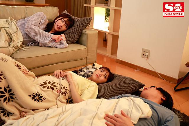 Gカップ同級生2人組が僕の家で勉強合宿！休憩の度にエロいことが！ 安達夕莉 宇野みれい サンプル画像 2