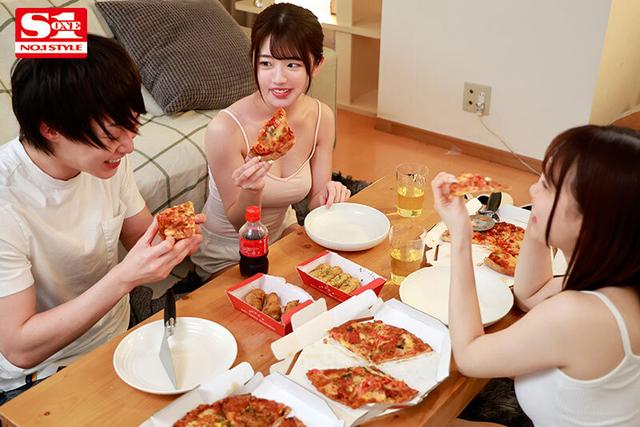 Gカップ同級生2人組が僕の家で勉強合宿！休憩の度にエロいことが！ 安達夕莉 宇野みれい サンプル画像 9