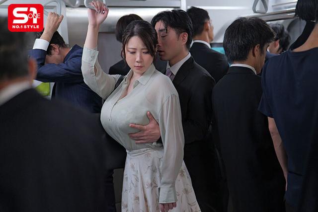 混み合った終電― 酔って緩い感じのOL― 偶然に触れたKカップ― もう我慢できずにメチャクチャ痴●しまくったら…まさかの俺のテクの虜に。 みなみ羽琉 サンプル画像 2