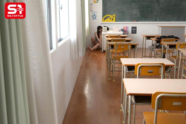 バレたら死ぬほど恥ずかしい状況でチ●ポぶち込まれてイキ潮吹き散らしながらビックンガックン何度もサイレント絶頂してしまった変態は私です。 水乃なのは サンプル画像 7