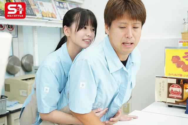 僕は生意気カワいい学生バイトに「ざぁこ」扱いされて 悔しいのにチ●ポフル勃起させて痴女ってくれるのを期待している情けない大人です。 渚あいり サンプル画像 4