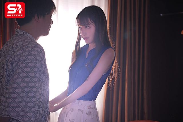 ロケ先で軽蔑している中年セクハラプロデューサーとまさか相部屋に… 朝まで続く絶倫性交に不覚にも感じてしまった地上波アイドル 石田佳蓮 サンプル画像 1
