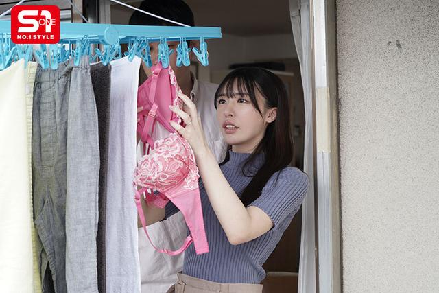 隣の団地妻がベランダにパンティを干す昼下がりは旦那不在のサインです。 黒島玲衣 サンプル画像 1