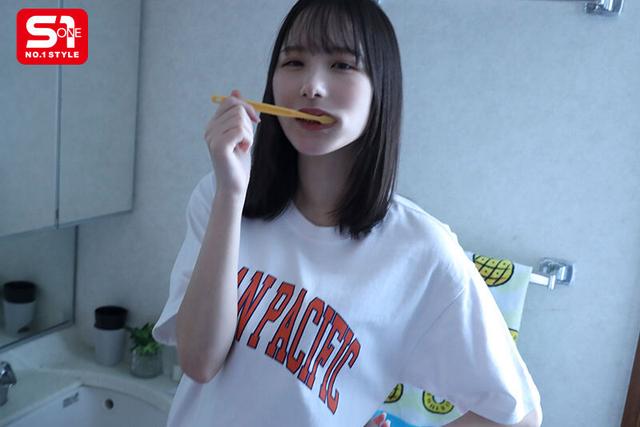 ヤリサーの男達に雑に寝取られといてピースなんかすんなよ… 僕の大切な年下彼女が大学のチャラ男たちとノリノリSEXを楽しんでいた…。 村上悠華 サンプル画像 1