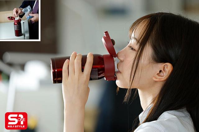 顔採用の新人OLは大嫌いなセクハラ上司に7日間こっそり媚薬を盛られ出張同行日にムラムラ爆発！キモいペニスが欲しくてたまらない。 三田真鈴 サンプル画像 2