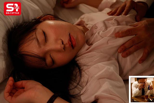 顔採用の新人OLは大嫌いなセクハラ上司に7日間こっそり媚薬を盛られ出張同行日にムラムラ爆発！キモいペニスが欲しくてたまらない。 三田真鈴 サンプル画像 5