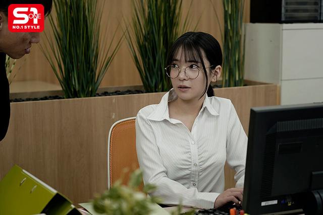 大人しい新入女子社員を一泊出張に同行させ相部屋に連れ込むと…まさかのド淫乱メスに変身して精液透明になるまで絞りヌカれた… 乃坂ひより サンプル画像 1