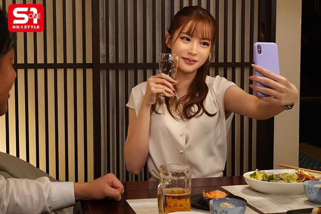 色白巨乳な後輩社員と突如相部屋肉食系なイマドキ女子に夜●いされ痴女られ沼らせられ心ごと寝取られてしまいました… 笹倉彩 サンプル画像 8