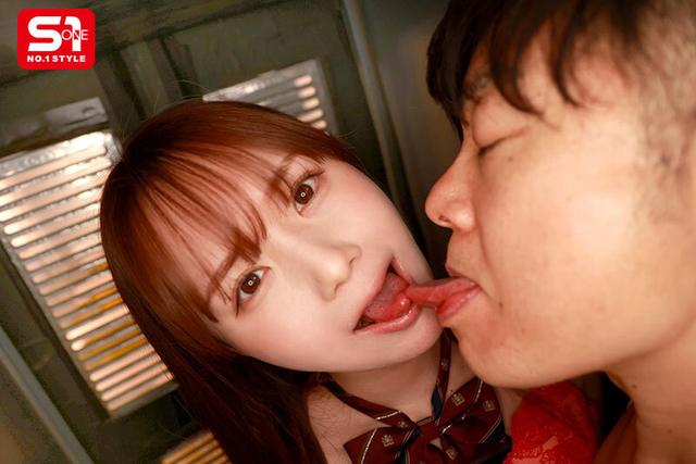 狭～い場所に男（えもの）を連れ込み身動きできない密着状態でじっくりねっとり痴女る肉食ハンターお姉さん miru サンプル画像 2