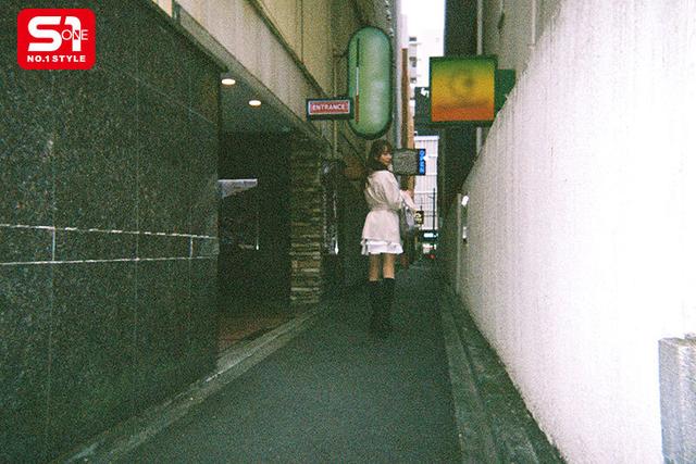 金と時間と性欲がある若妻アリスさん（23歳）のラブホ4軒はしご不倫 花アリス サンプル画像 1