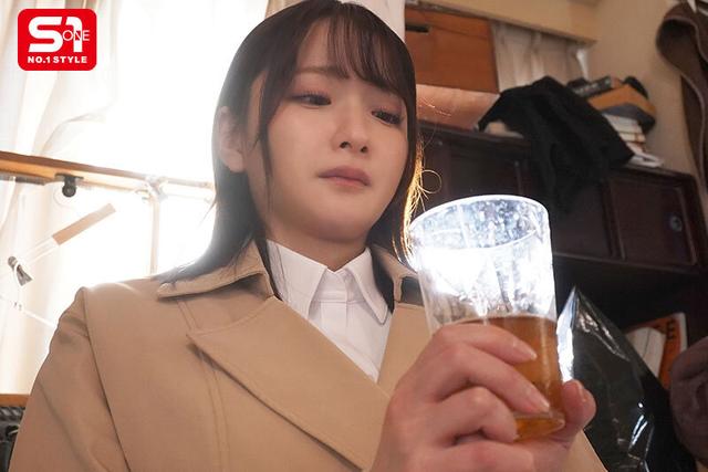 スケベに実った乳デカ不動産レディが俺のゴミ屋敷に訪問してきた。 鷲尾めい サンプル画像 2