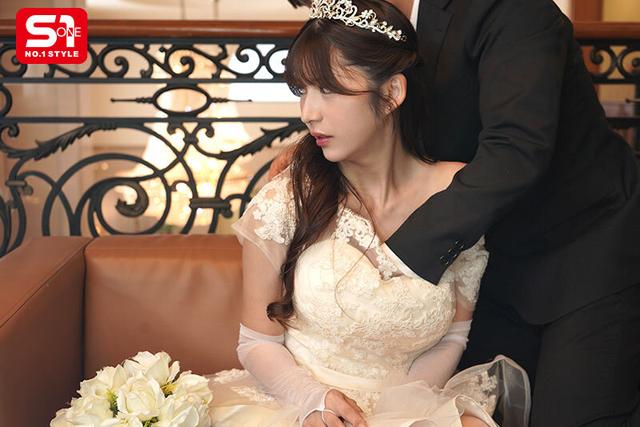 結婚式間近の花嫁、新郎との愛あるSEXよりも男性ウェディングプランナーから無理やり犯●れるほうがま●こビチャ濡れでイキまくる。 七ツ森りり サンプル画像 1