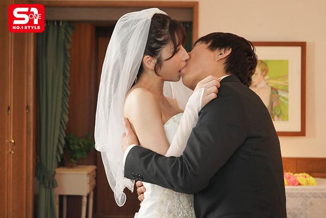 結婚式間近の花嫁、新郎との愛あるSEXよりも男性ウェディングプランナーから無理やり犯●れるほうがま●こビチャ濡れでイキまくる。 七ツ森りり サンプル画像 4
