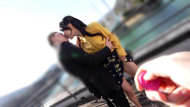 奥様プレバトリモバイ 刺激が欲しい人妻が赤面イキ連発 まんねりに悩む五芭さんをベロチューと猥褻リモバイで連れ回し悶絶失禁させたところ… 五芭 サンプル画像 9