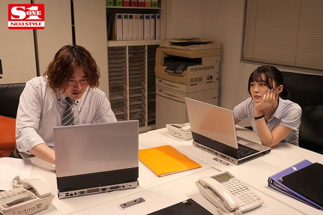 「えっ、終電逃したの！？ウチ泊まっていく？」普段はツンツンしている女上司の誘いに乗ったらすっぴんと無防備な部屋着に僕は理性が吹っ飛び… 香澄りこ サンプル画像 1