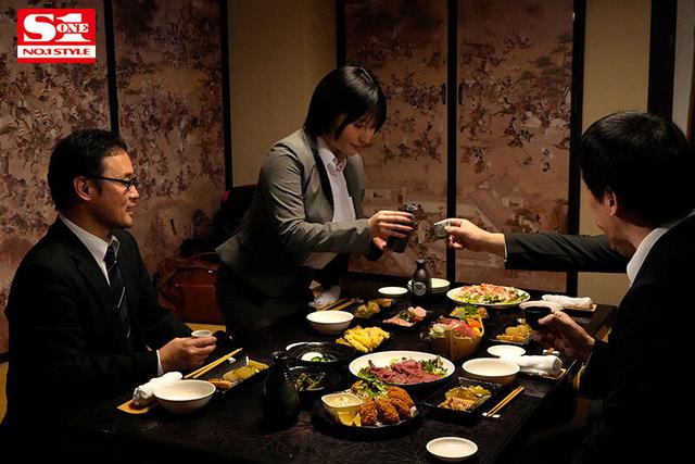 出張先で大大大っ嫌いな中年セクハラ上司とまさかの相部屋に… 朝まで続く絶倫性交に何度もイカされ続けたIカップ新人社員 桃果あかり サンプル画像 1