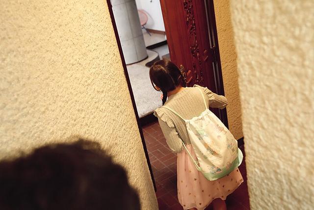 偶然声を掛けた女の子が可愛くて…尾行わいせつ・強●オナニー投稿・女子部屋侵入 三つ編み貧乳パイパン少●ゆかちゃん136cm 美好柚伽 サンプル画像 3