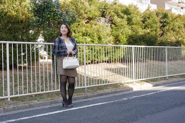 「立ちんぼ妻」 B級熟女 きりえ43歳 サンプル画像 1