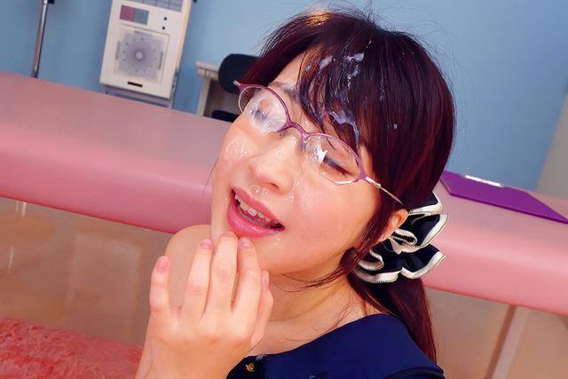 眼鏡の巨乳女教師を男汁で白濁色に染め上げる！男子生徒に囲まれ亀頭押し付けられて顔中カウパーまみれ！カリ首刺激する手コキとお口いっぱい頬張るフェラで4本のチ●ポ昂らせ「先生のお顔いっぱい汚してね♪」と濃厚ザーメンぶっかけられる大放出顔射4連発！ 美里有紗 サンプル画像 4