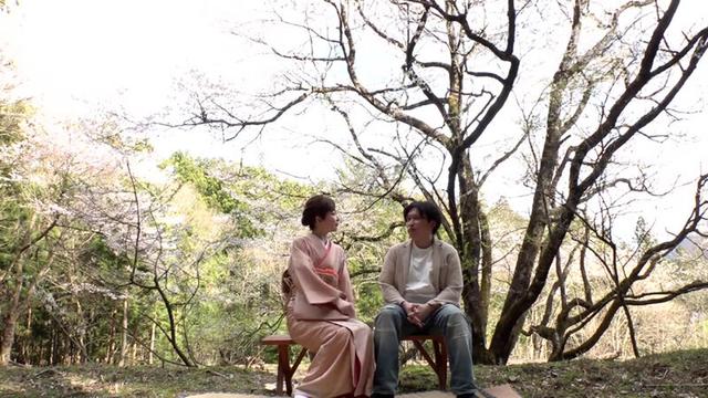 青姦で極上のおもてなしをするまり女将 小春まり サンプル画像 12