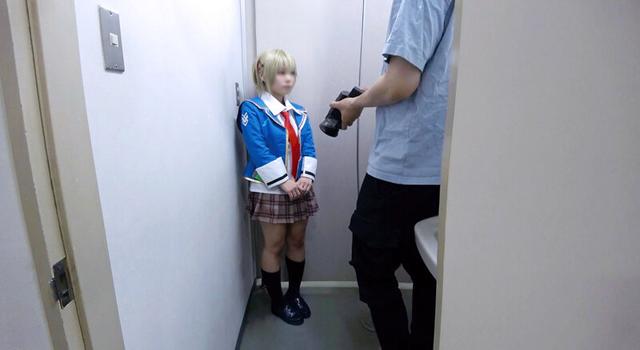 【小さなカラダでデカパイGカップ】超逸材ミニマム140cm台レイヤーおじさん全員と唾液交換長時間DキスでドM完全覚醒【連続喉奥イラマえずき汁噴射＆絶叫イキっぱなしパワーピストン】最高パイズリ狭射セックス6P大乱交 サンプル画像 1