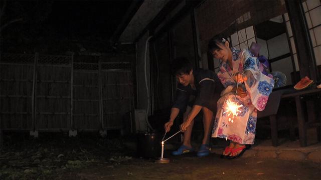 前略 幼馴染と私は結婚して夏の田舎で種付け中出し生活を過ごしてます。最高の2人暮らし 逢見リカ サンプル画像 8