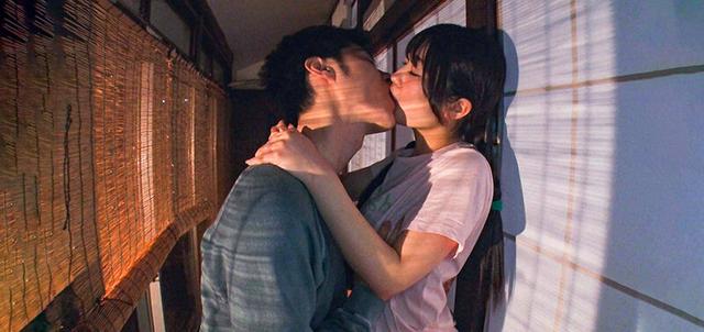 大学サークルで毎年恒例の古民宿住み込みアルバイトで…美人女将とバイト仲間の同級生と重ねた秘密の浮気SEX三角関係 サンプル画像 6