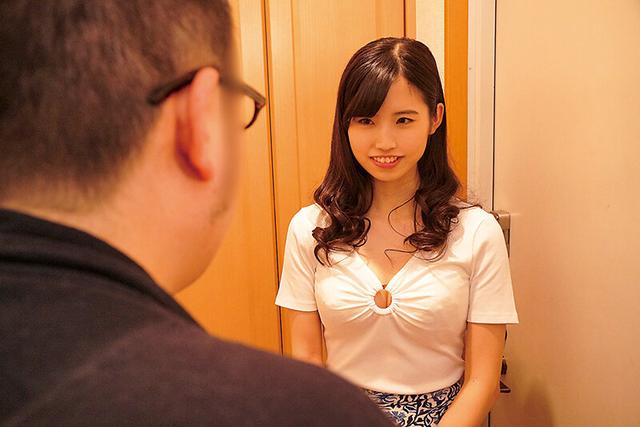 いつも行くレンタルビデオ屋の爆乳店員が隣に引っ越してきた！？「いつもエッチなビデオ借りてる人ですよね？」って言うその娘は結構な痴女だった…総集編12人 サンプル画像 13