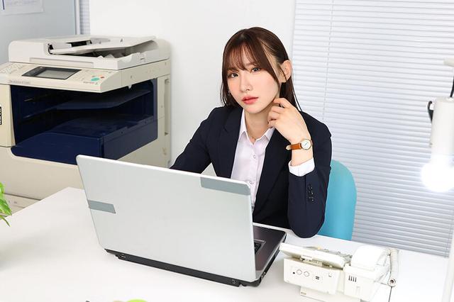 【VR】【8K VR】いつもストレスのはけ口として罵倒され脚でイカされハメられる僕 美脚後輩OL にあさん サンプル画像 2