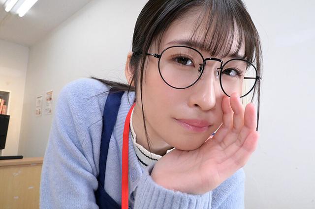 【VR】【8K VR】【地味眼鏡】の図書館司書は脱いだらめちゃシコドスケベセフレ 沙月ふみの サンプル画像 4