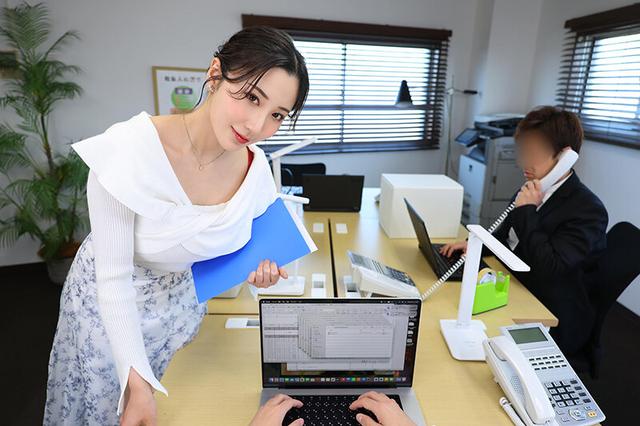 【VR】【8K VR】僕が夜通し仕事に没頭できるのは、漫画BODYな女上司が、みんなが帰った後に超天井特化アングル‘よしよーし‘おっぱい吸い杭打ちピストンで無限に射精させられるから。北野未奈 サンプル画像 3