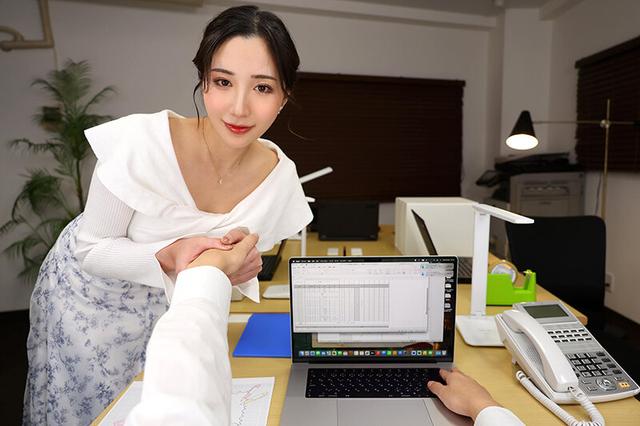 【VR】【8K VR】僕が夜通し仕事に没頭できるのは、漫画BODYな女上司が、みんなが帰った後に超天井特化アングル‘よしよーし‘おっぱい吸い杭打ちピストンで無限に射精させられるから。北野未奈 サンプル画像 4