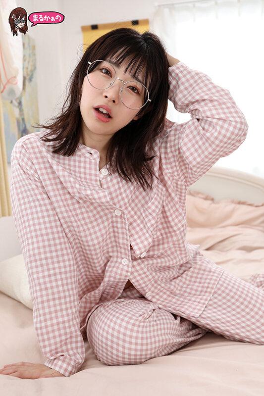 地味で内向的な性格（しかし、性欲は強い）の幼なじみ。 近眼を言い訳に、いつも距離が近すぎる。 そして今日もボクをしゃぶり尽くす。 それが彼女のヤリクチ。 サンプル画像 20