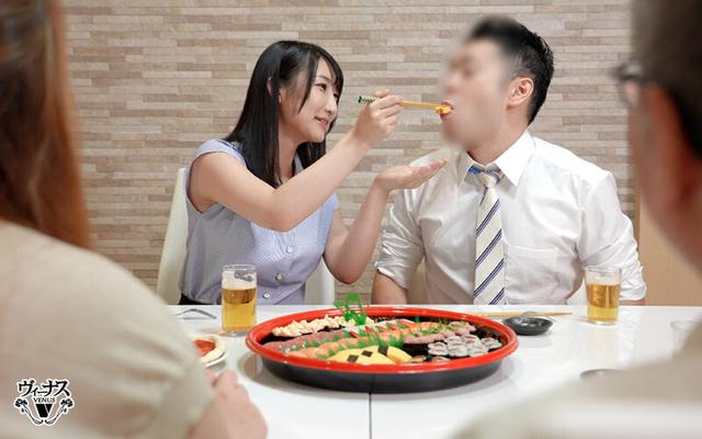 社内一キレイな先輩女子が早く結婚しろとうるさい両親を安心させるために恋人のフリを頼んだ後輩男子と実家に行ったら中出しセックスするハメに…何度もイカされて本当に好きになっちゃった 雪代一鳳 サンプル画像 4