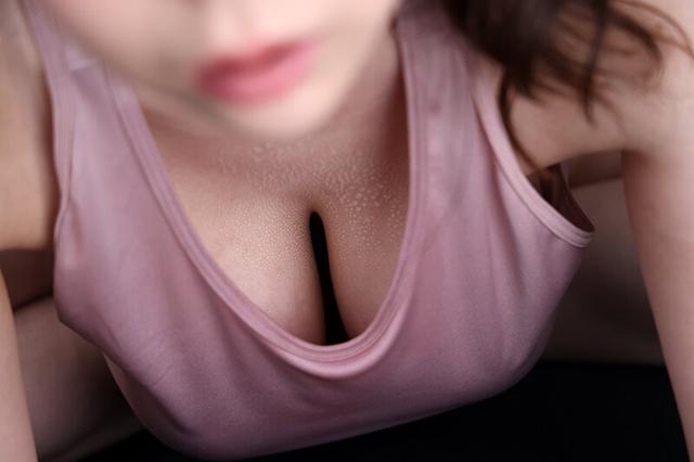 【VR】SUPER ’WET’特選美女爆汗プレミアム一番搾り 美女の汗は飲み物です 最後の一滴まで飲み干す快感 サンプル画像 12